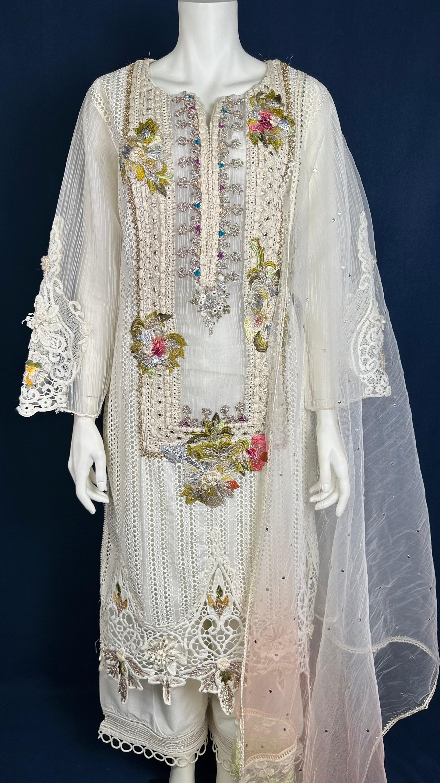 Floración de marfil | Conjunto de 3 piezas con adornos en colores pastel de Khuda Baksh