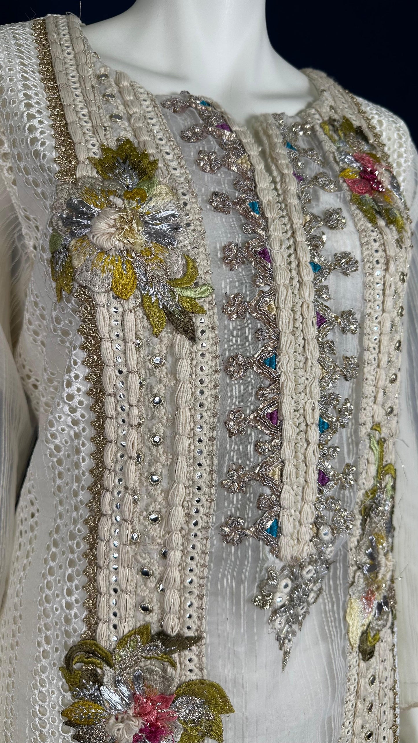 Floración de marfil | Conjunto de 3 piezas con adornos en colores pastel de Khuda Baksh