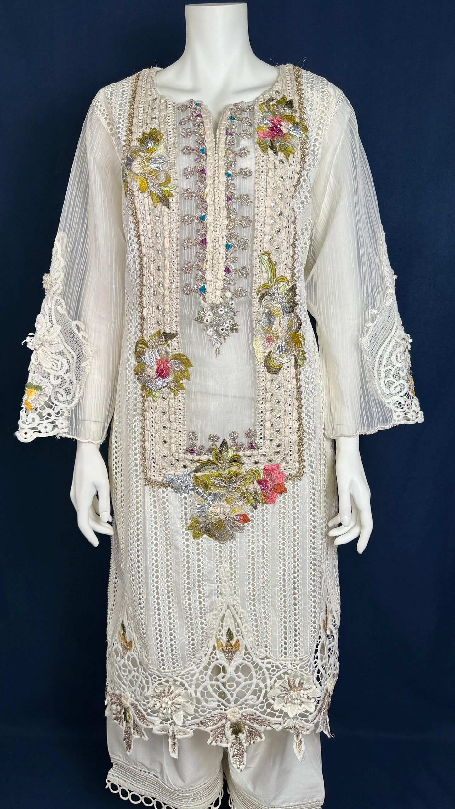 Floración de marfil | Conjunto de 3 piezas con adornos en colores pastel de Khuda Baksh